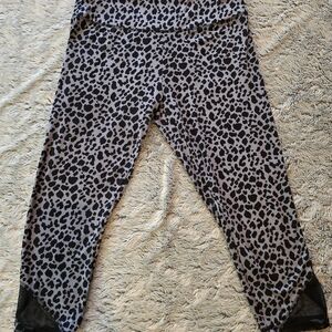 Serra Black and Gray Cropped Leggings. Size Medium